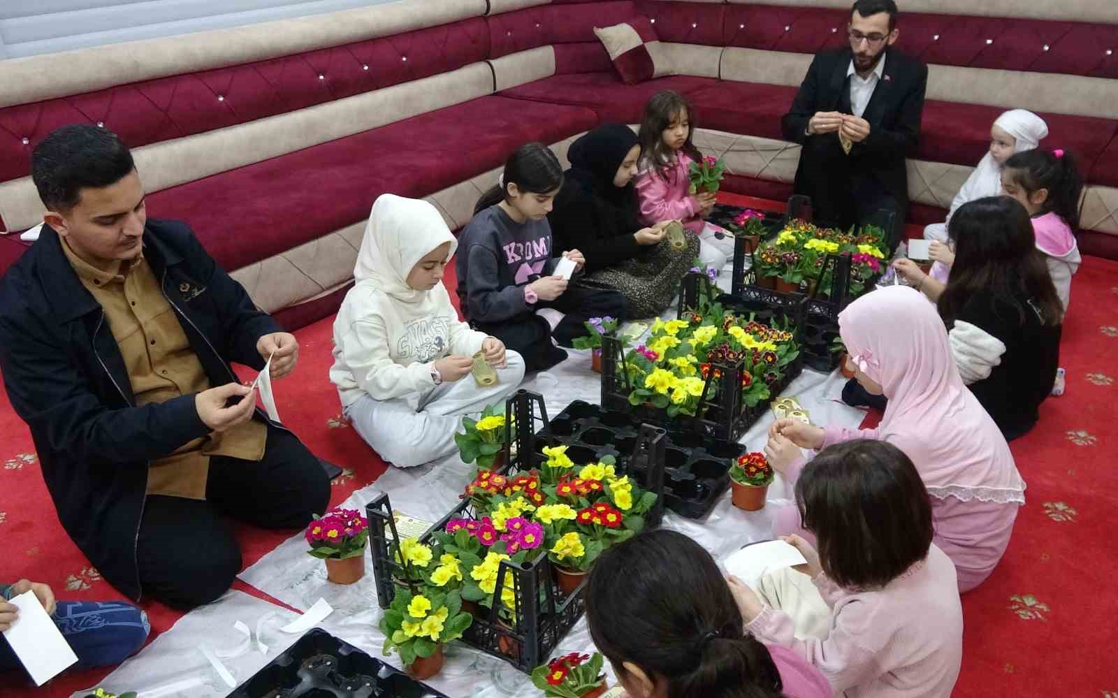 Gönüllere dokunan imam: Çocuklarla hazırladıkları çiçeklerle herkesi camiye davet ediyor

