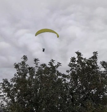Gönülleri ısıtan davet: Yamaç paraşütçüsü işçilerin çay davetine kayıtsız kalmadı
