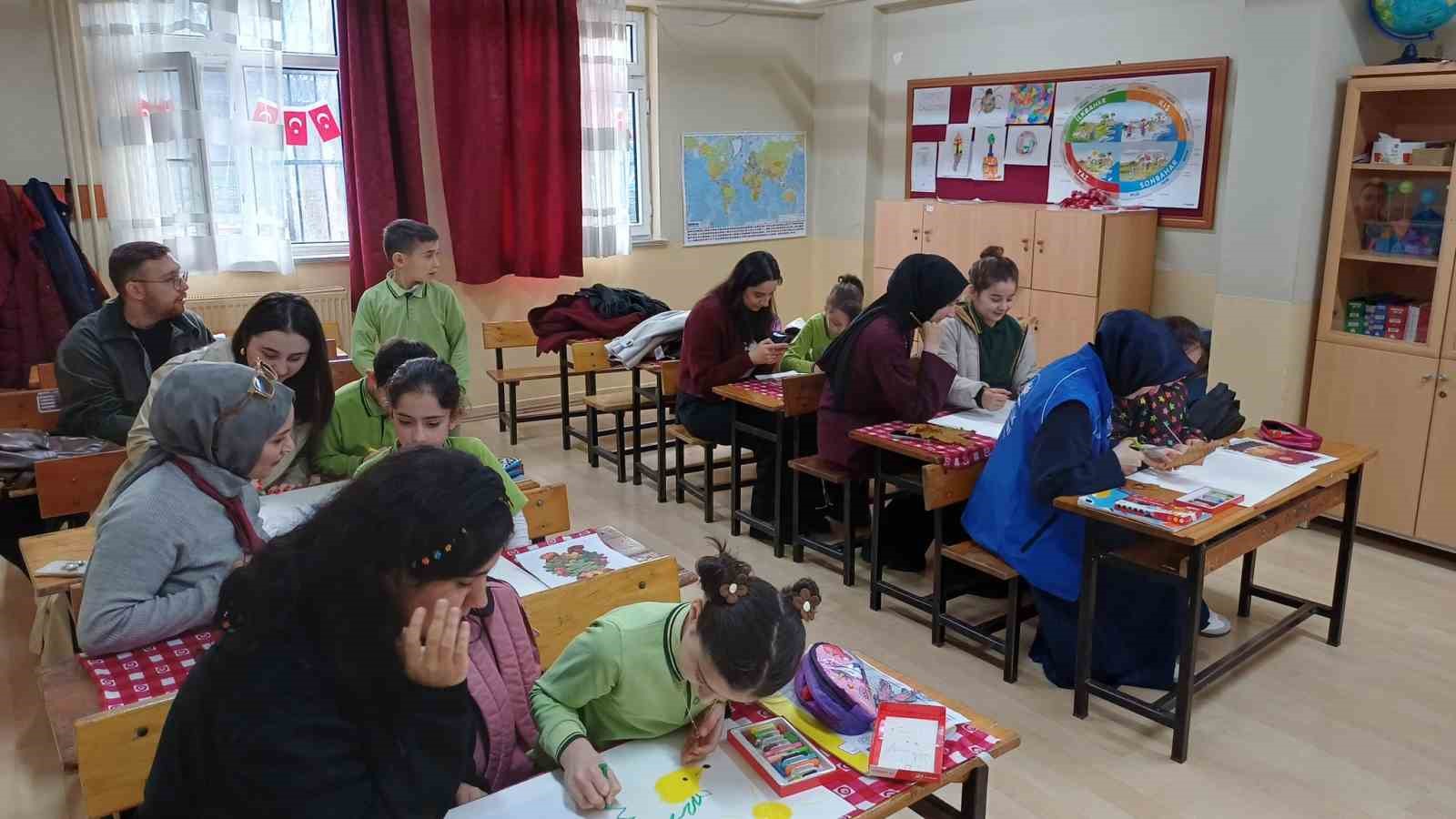 Gönüllü gençler öğrencilerle buluştu
