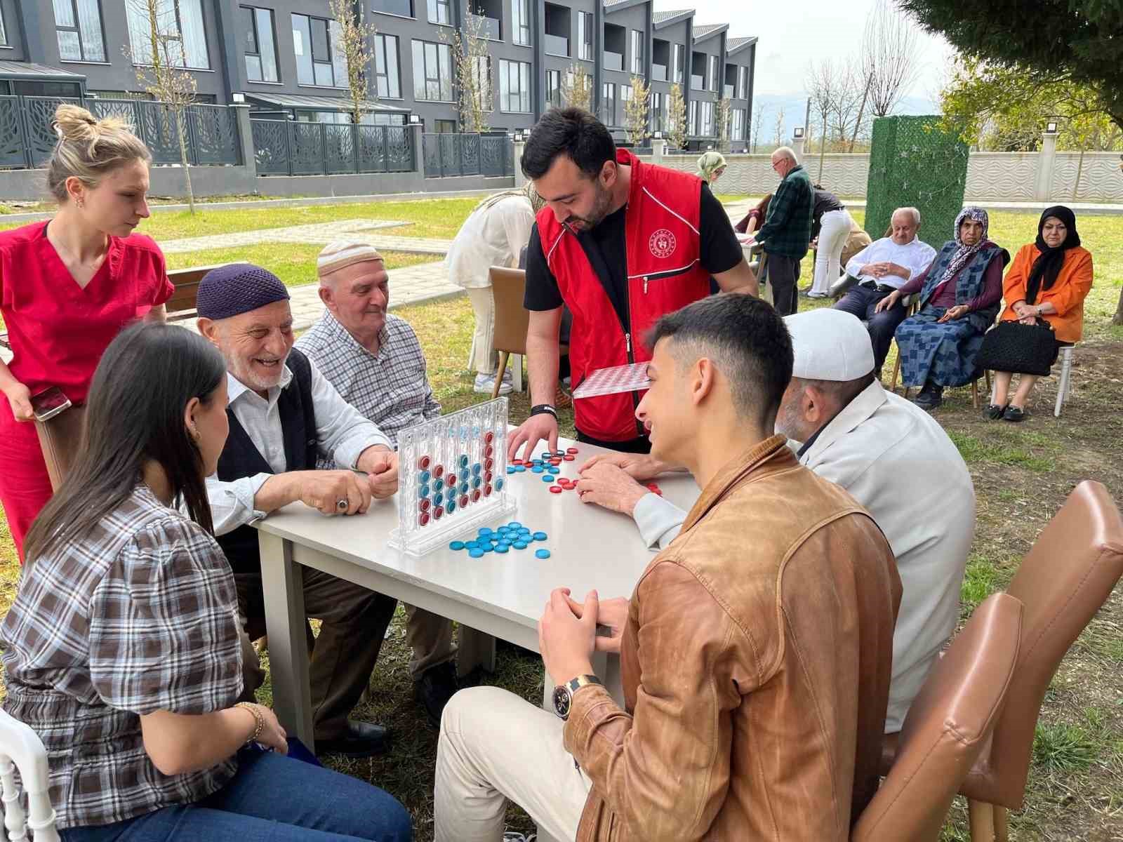 Gönüllü gençlerden alzheimer hastalarına moral desteği
