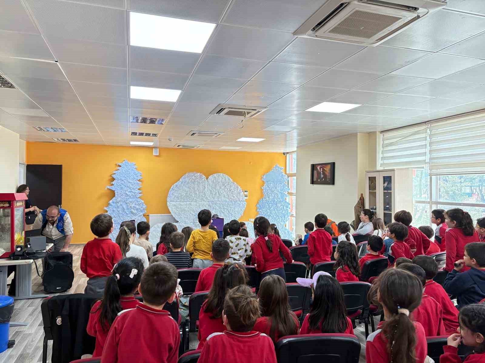 Gönüllü gençlerden çocuklara tiyatro şöleni
