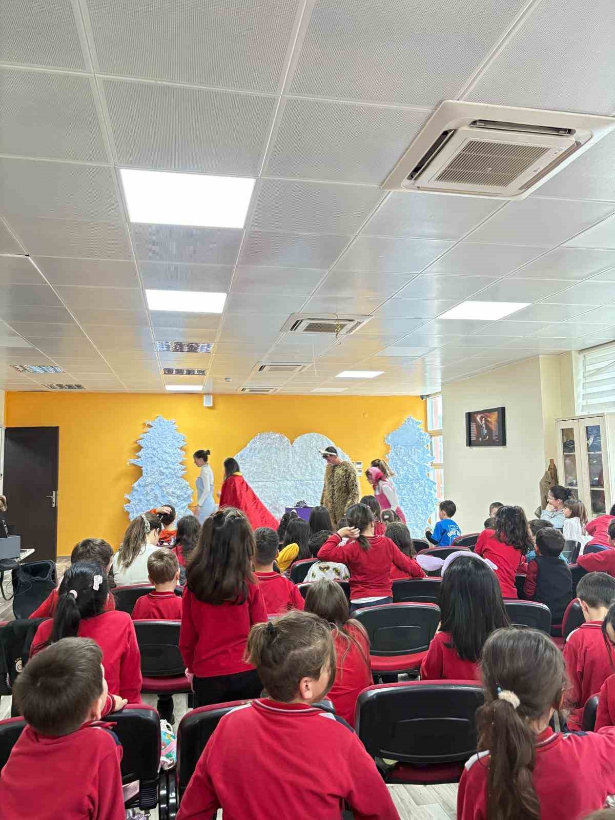 Gönüllü gençlerden çocuklara tiyatro şöleni
