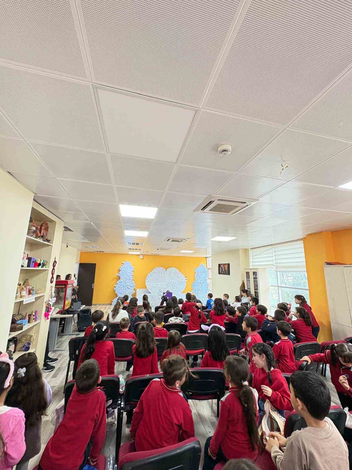 Gönüllü gençlerden çocuklara tiyatro şöleni
