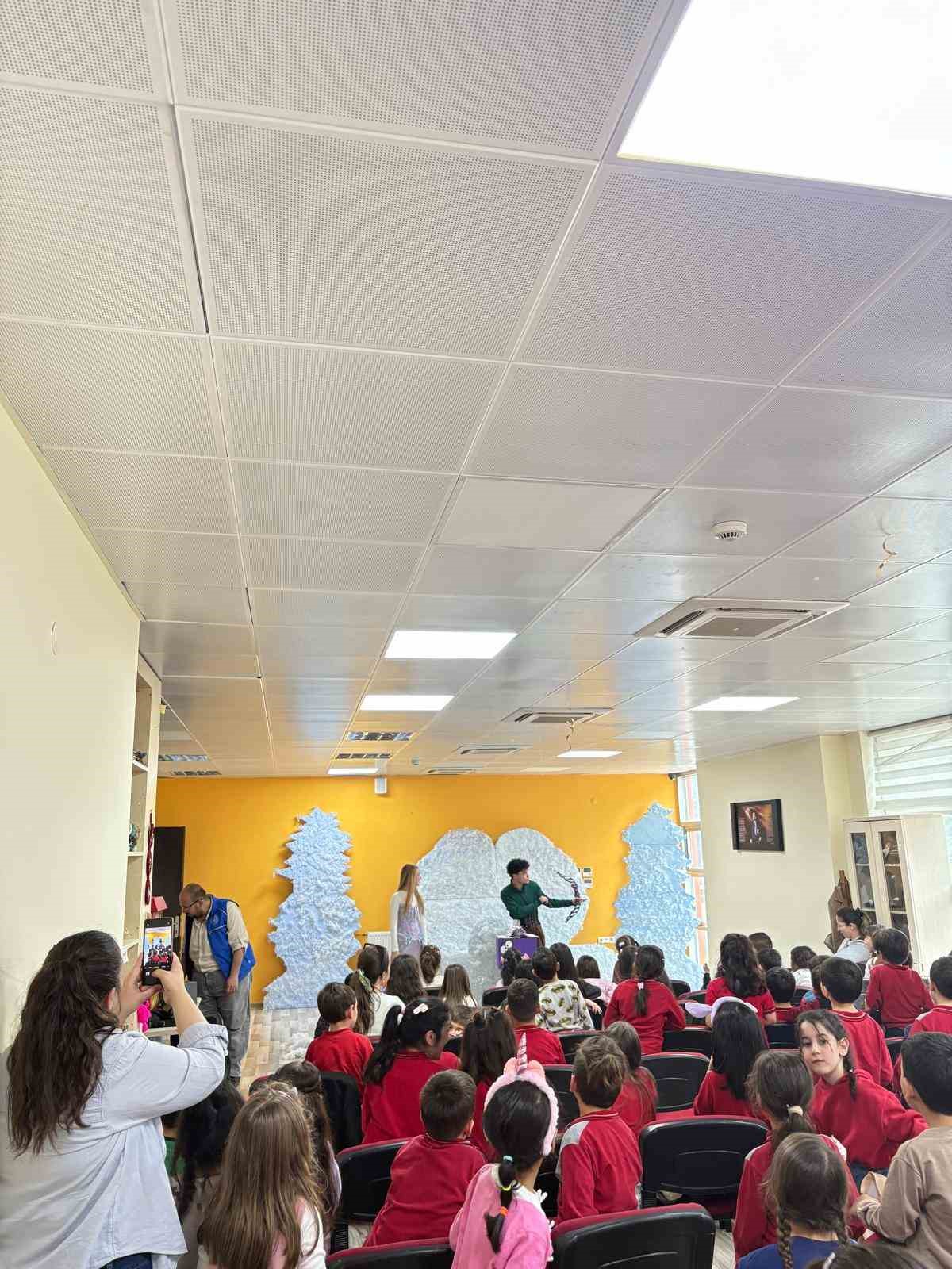 Gönüllü gençlerden çocuklara tiyatro şöleni
