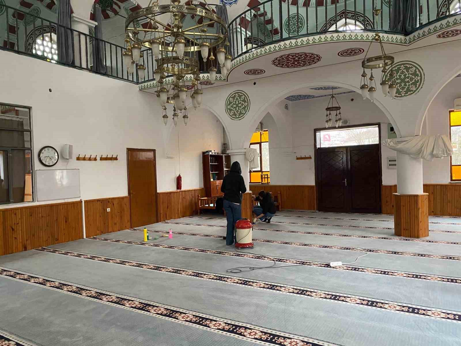 Gönüllü öğrencilerden camiyi temizledi
