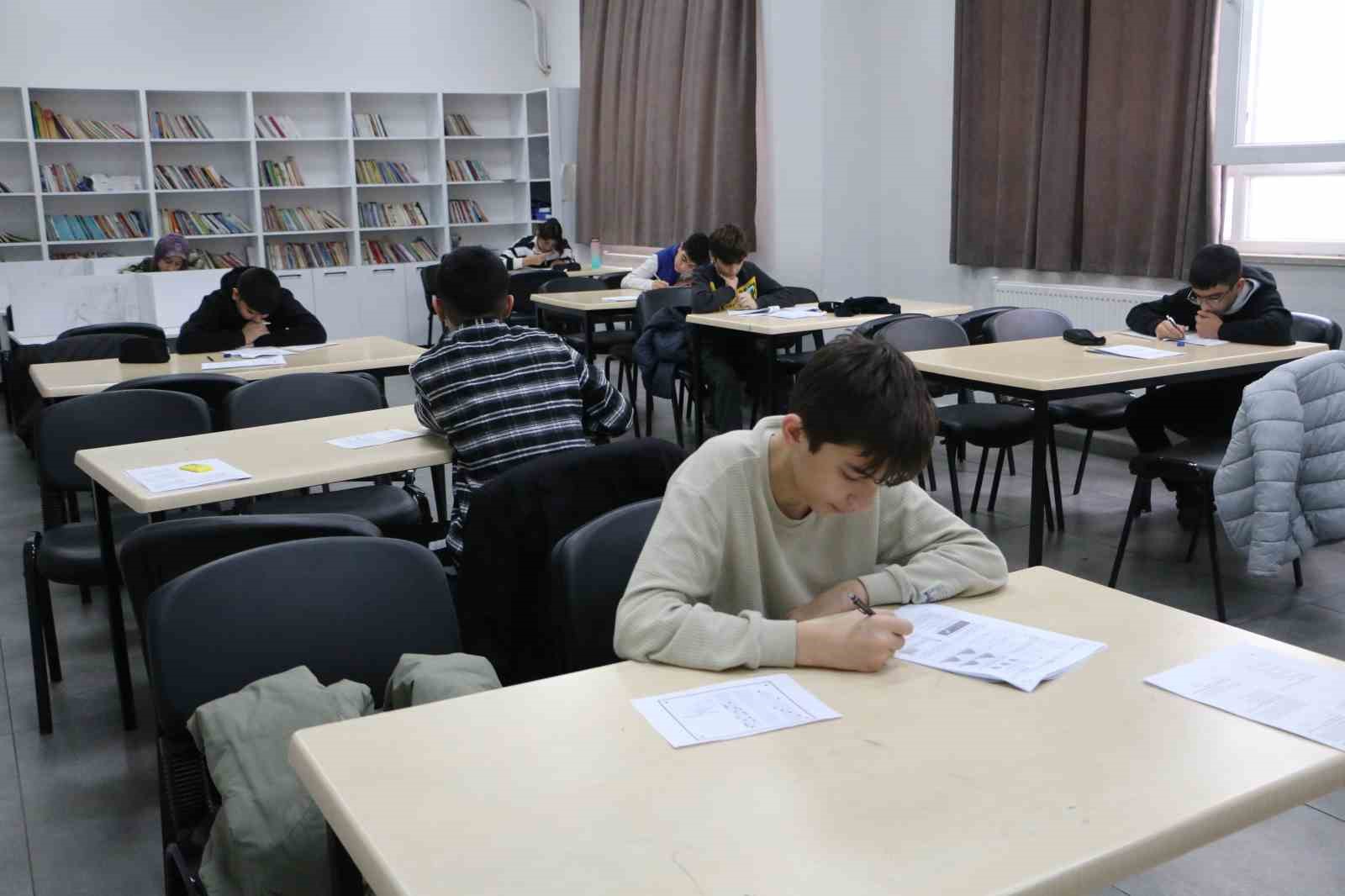 Gönüllü öğretmenler tatilde LGS’ye hazırlanan öğrencilere destek veriyor
