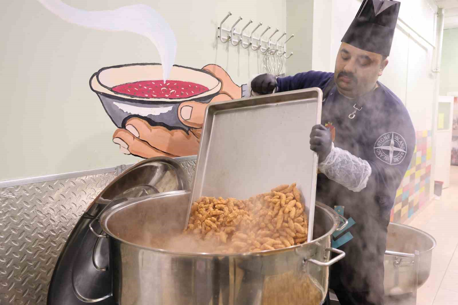 Gönüllüler el ele verdi her gün 250 ihtiyaç sahibine iftar hazırlıyor
