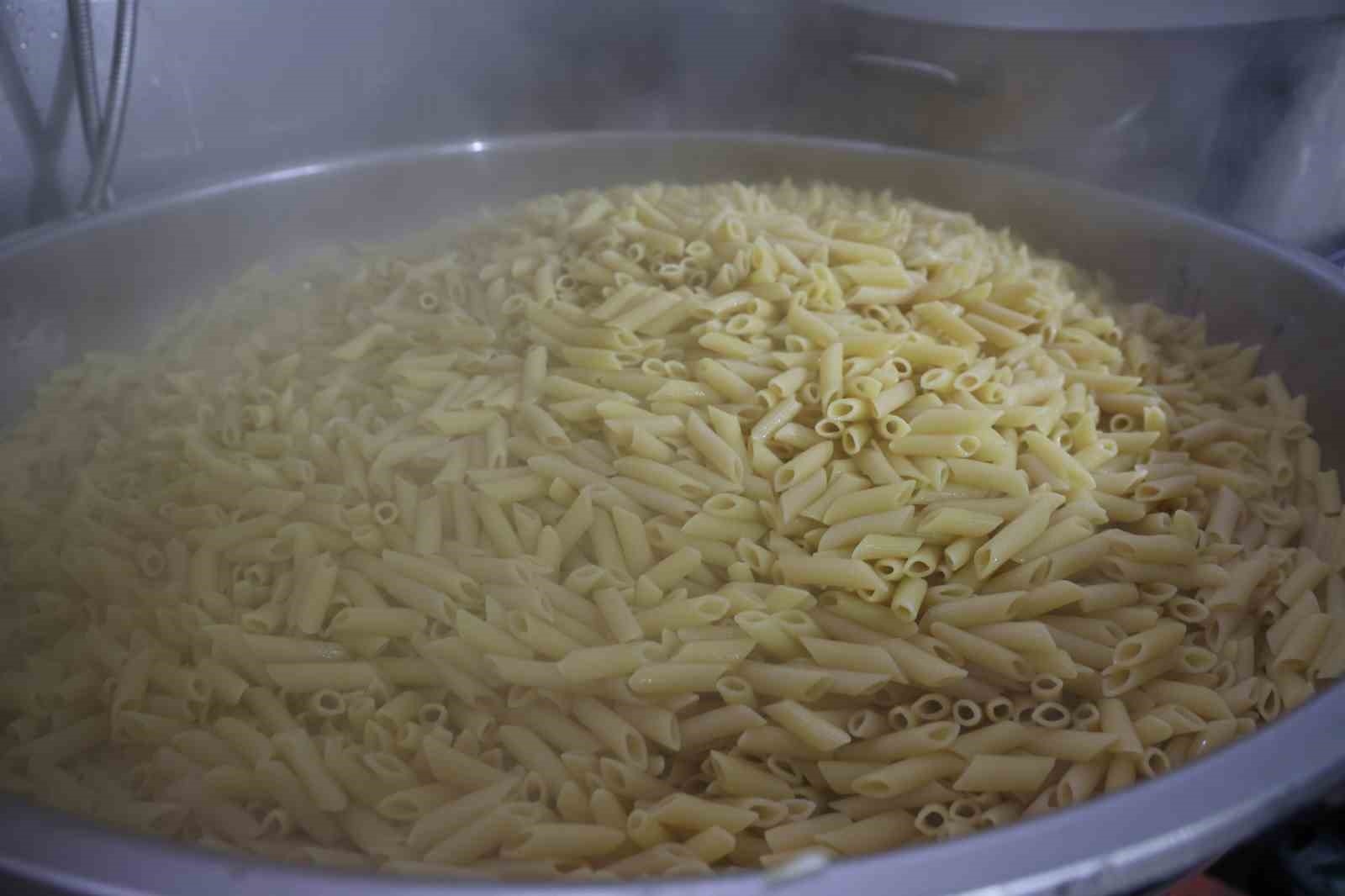 Gönüllüler el ele verdi her gün 250 ihtiyaç sahibine iftar hazırlıyor
