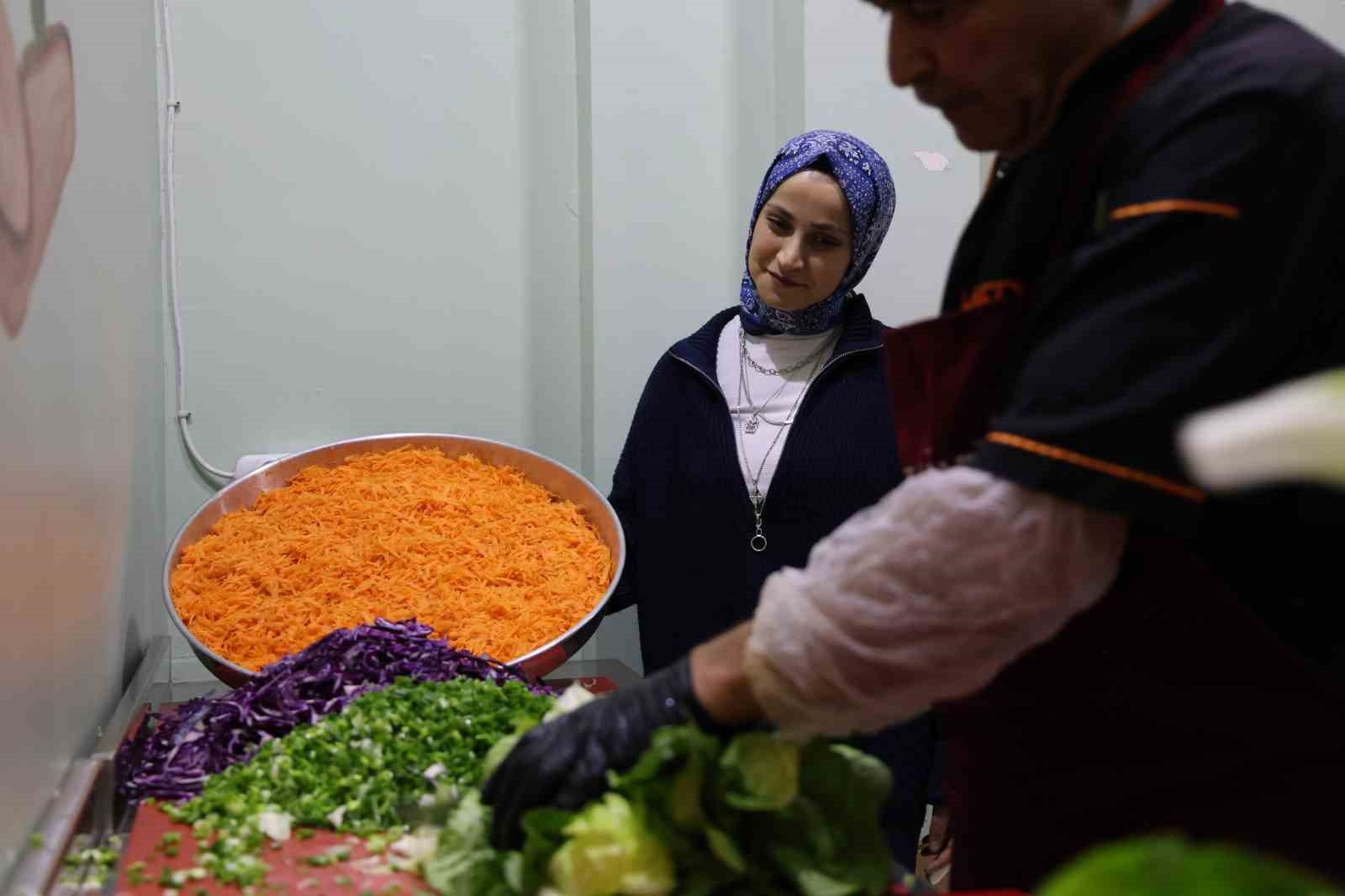 Gönüllüler el ele verdi her gün 250 ihtiyaç sahibine iftar hazırlıyor
