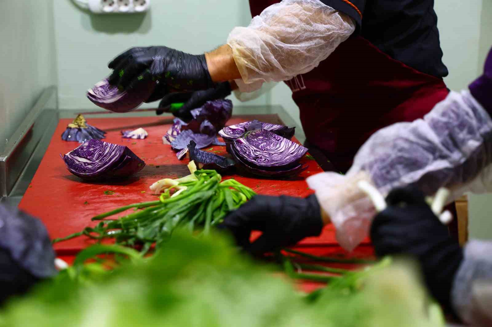 Gönüllüler el ele verdi her gün 250 ihtiyaç sahibine iftar hazırlıyor
