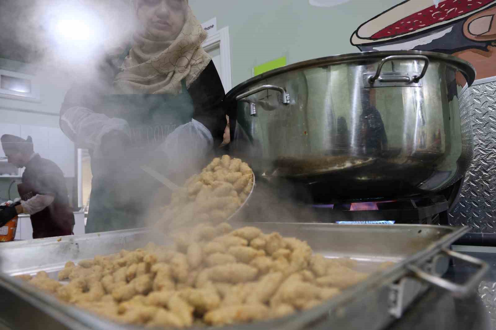 Gönüllüler el ele verdi her gün 250 ihtiyaç sahibine iftar hazırlıyor
