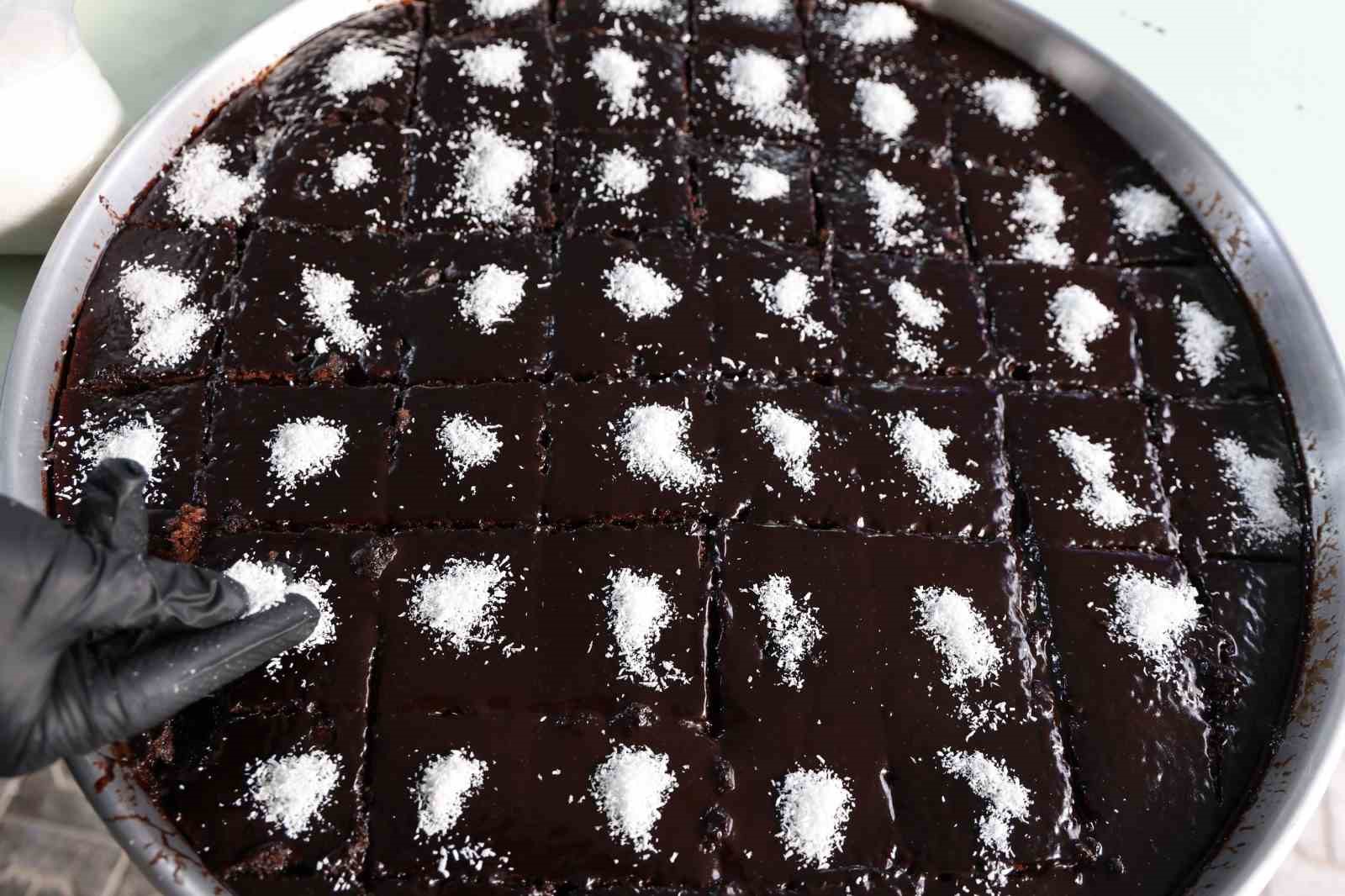 Gönüllüler el ele verdi her gün 250 ihtiyaç sahibine iftar hazırlıyor
