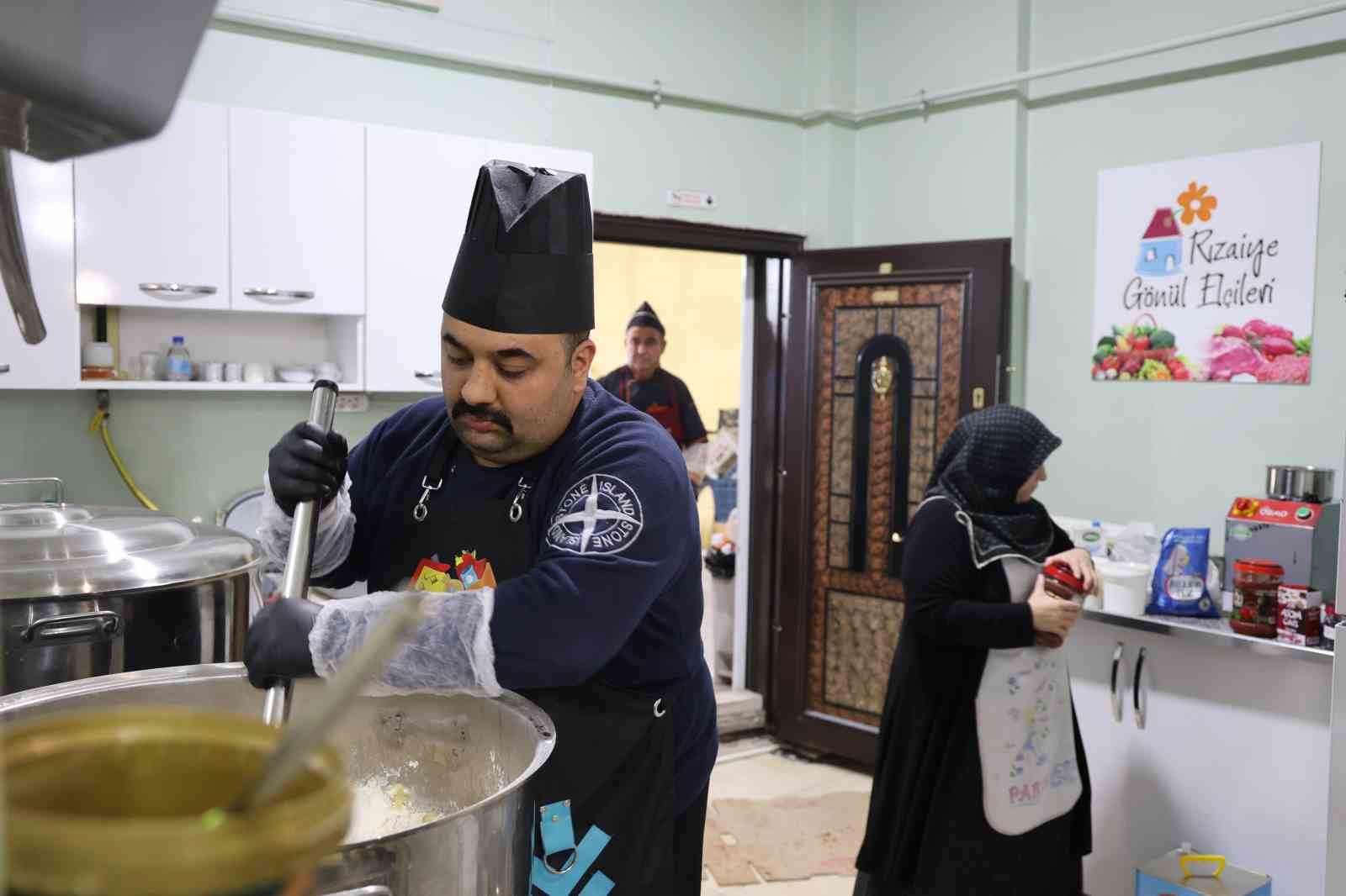 Gönüllüler el ele verdi her gün 250 ihtiyaç sahibine iftar hazırlıyor
