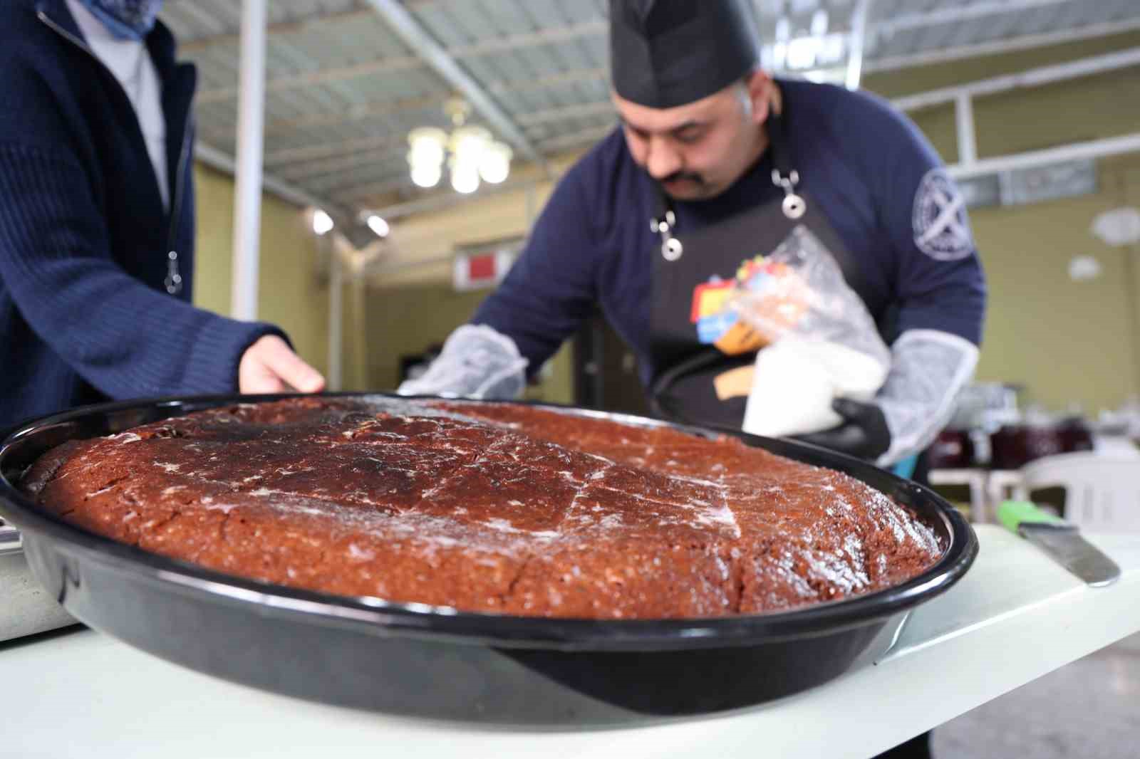 Gönüllüler el ele verdi her gün 250 ihtiyaç sahibine iftar hazırlıyor
