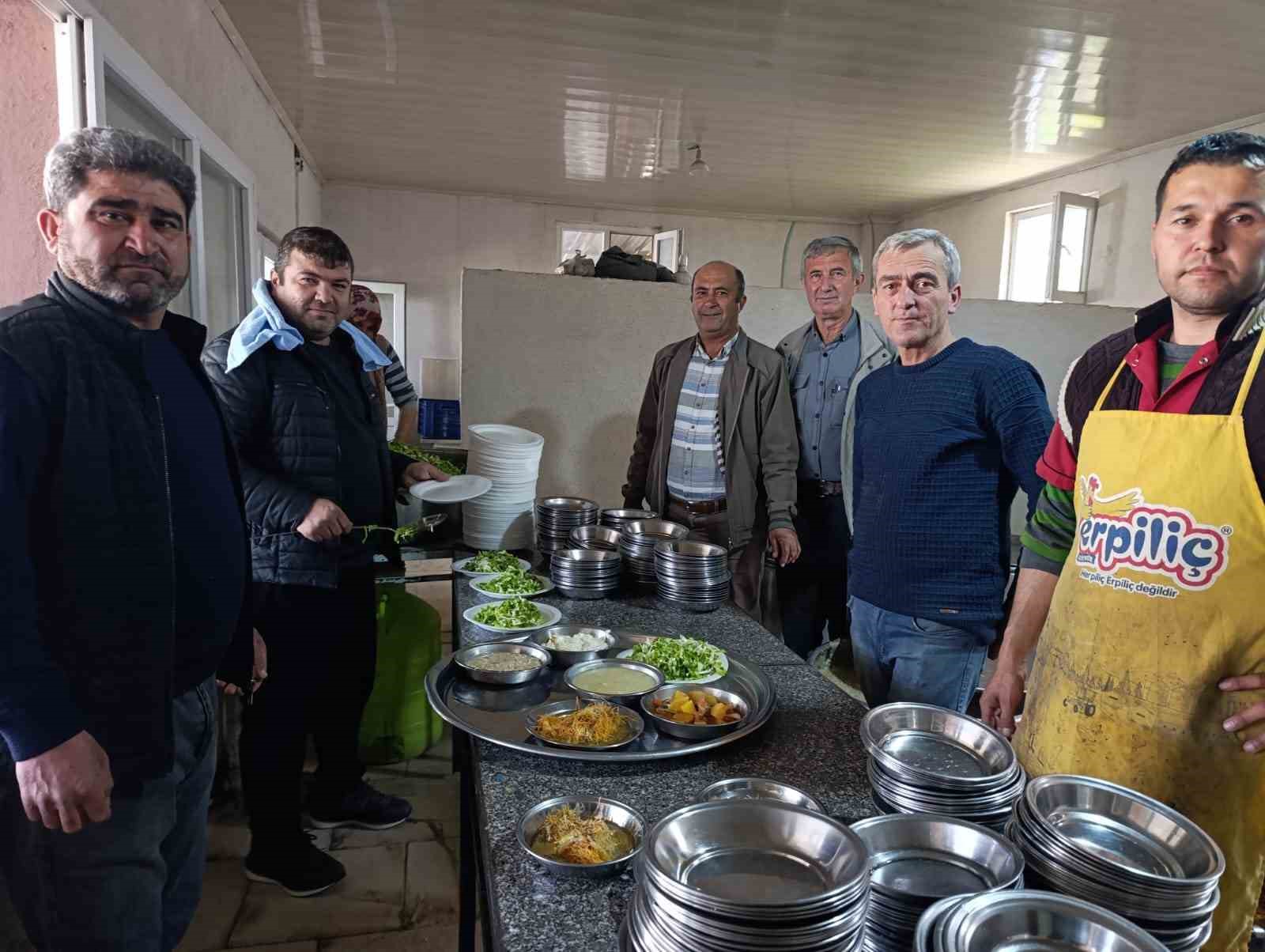 Gördes Tepeköy’de asırlık hayır geleneği binleri buluşturdu
