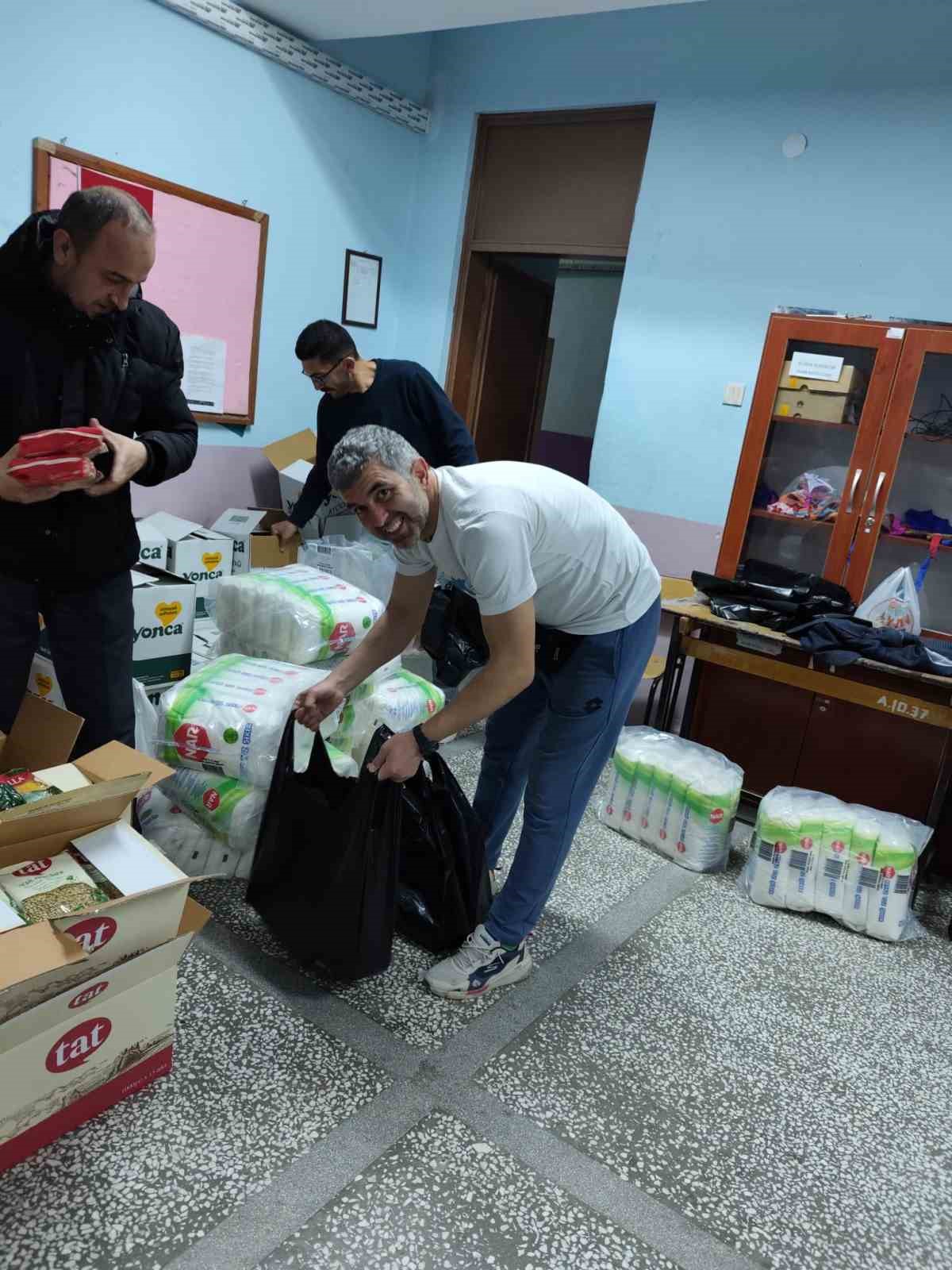 Gördesli öğrencilerden depremzede ailelere Ramazan desteği
Gördesli öğrencilerden depremzede ailelere Ramazan desteği