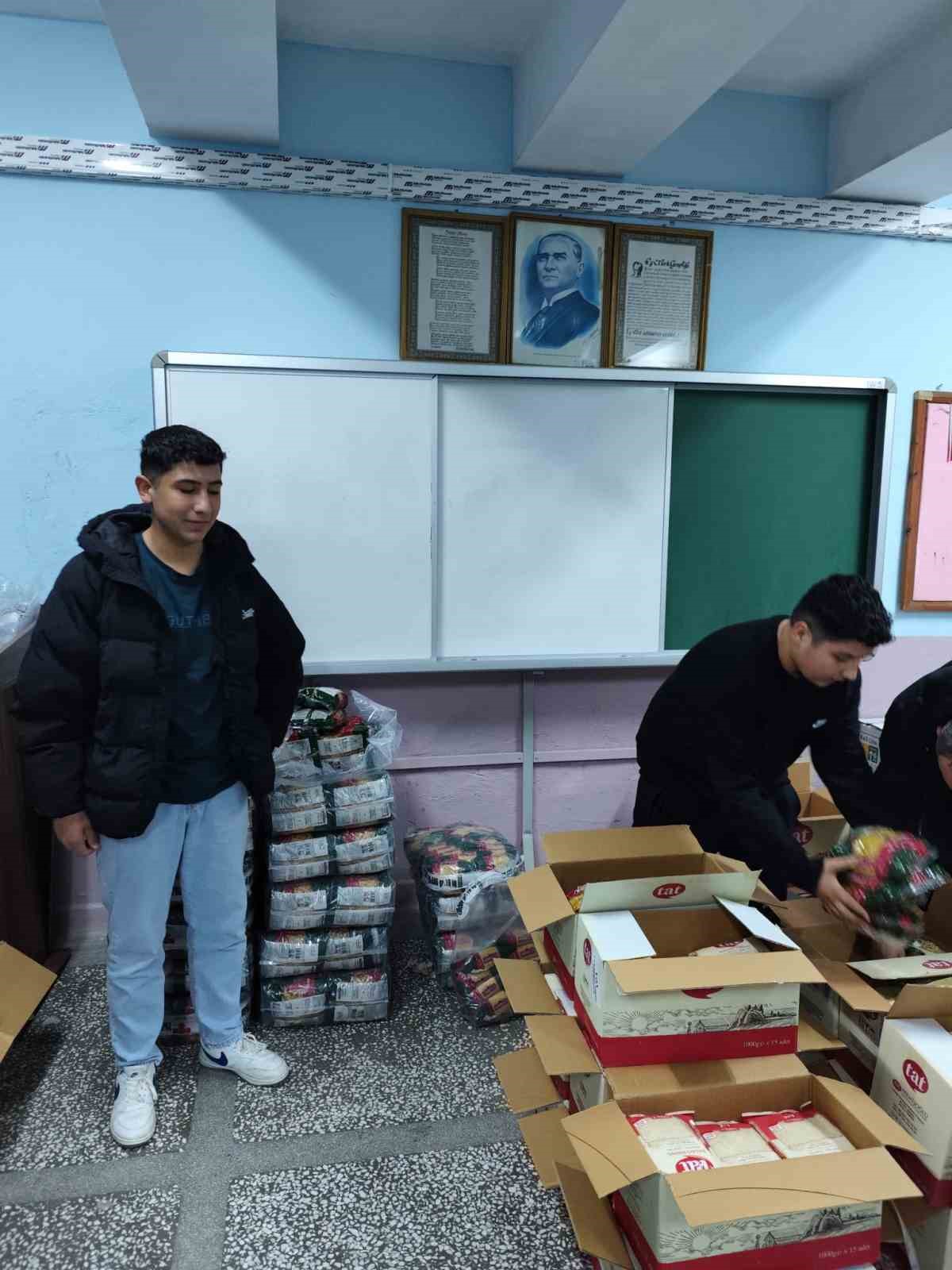 Gördesli öğrencilerden depremzede ailelere Ramazan desteği
Gördesli öğrencilerden depremzede ailelere Ramazan desteği