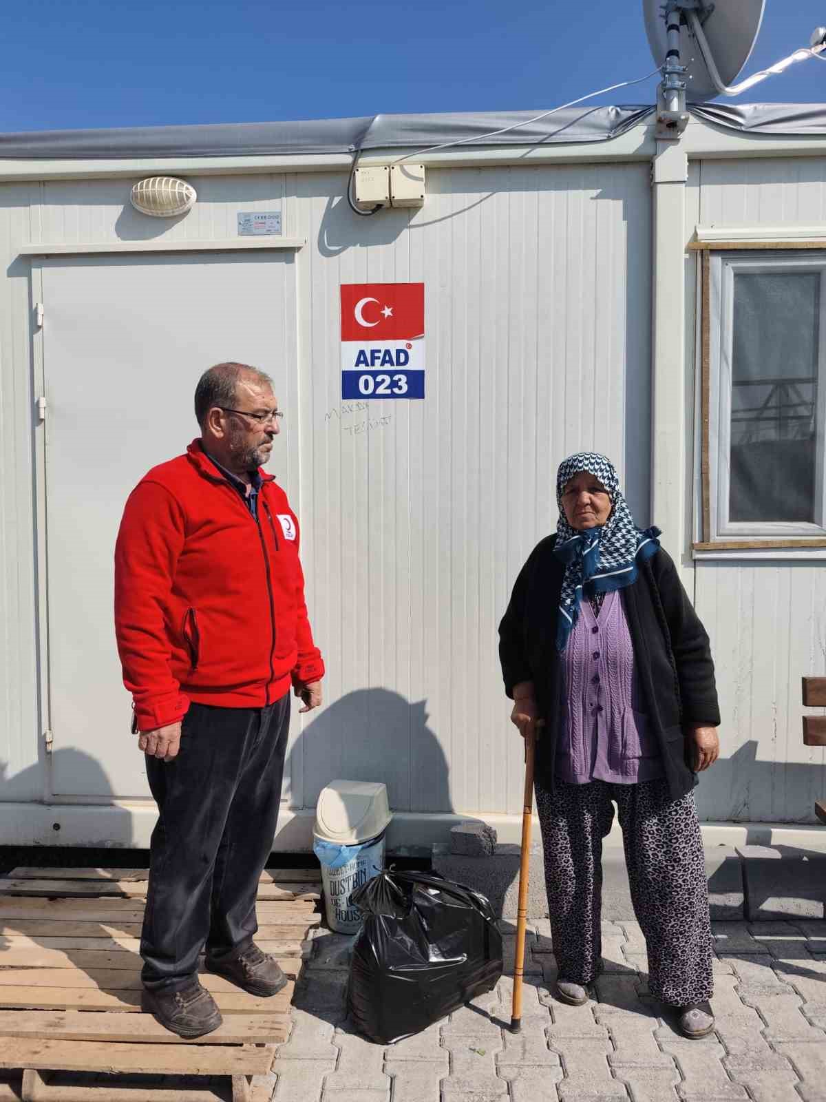 Gördesli öğrencilerden depremzede ailelere Ramazan desteği
Gördesli öğrencilerden depremzede ailelere Ramazan desteği