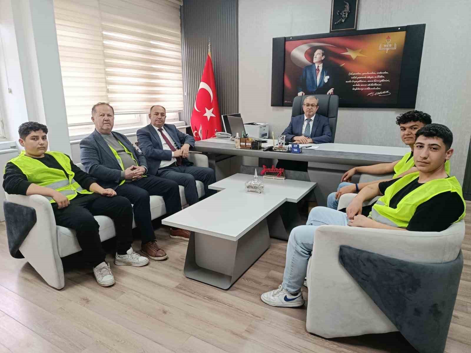Gördesli öğrencilerden depremzedelere gönül köprüsü

