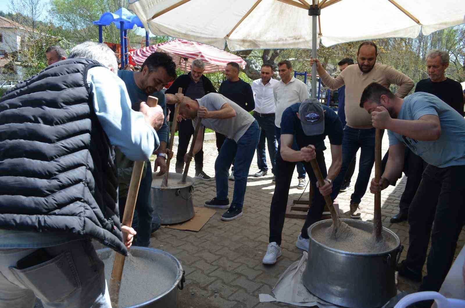 Gördes’te geleneksel köy hayrına yoğun katılım
