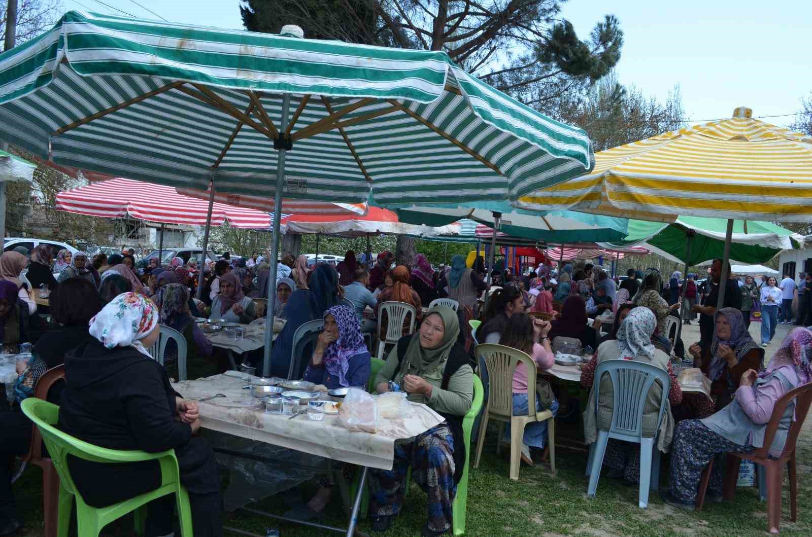 Gördes’te geleneksel köy hayrına yoğun katılım
