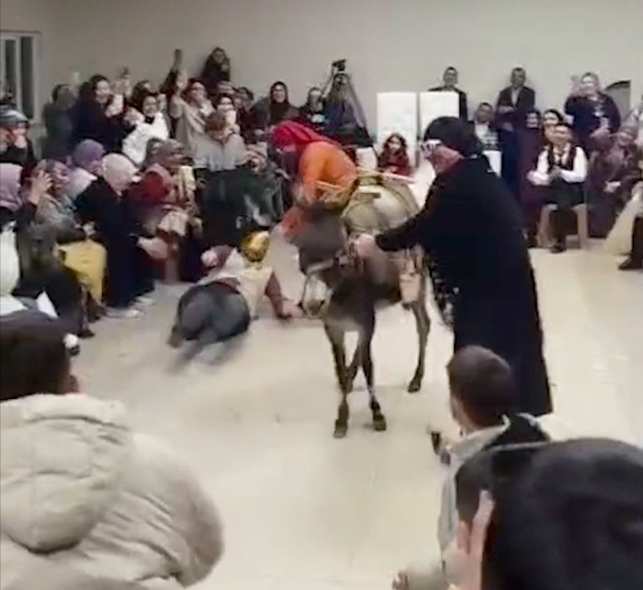 Gördes’te ilginç ‘damat eğlencesi’
