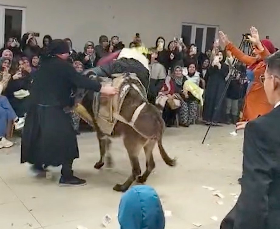 Gördes’te ilginç ‘damat eğlencesi’

