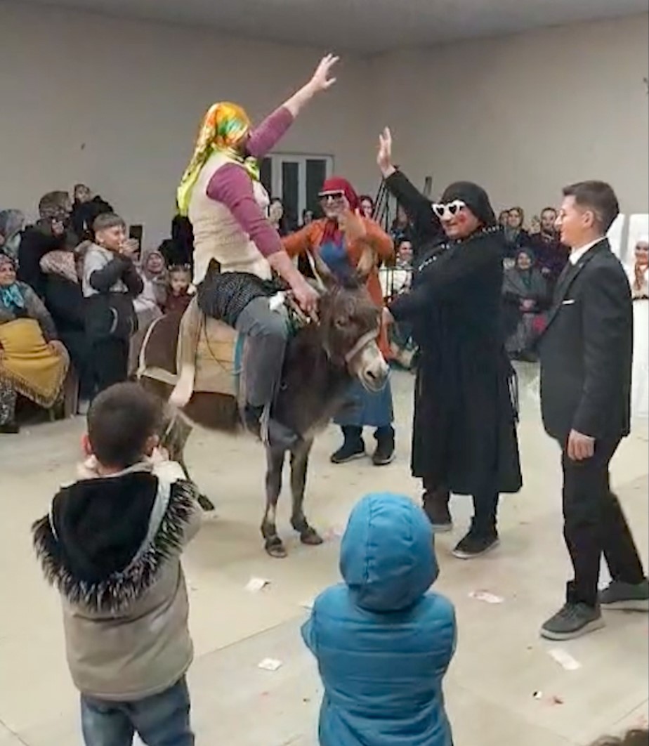 Gördes’te ilginç ‘damat eğlencesi’
