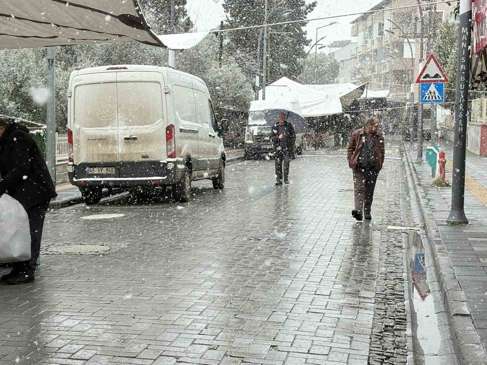 Gördes’te kar yağışı etkili oldu
