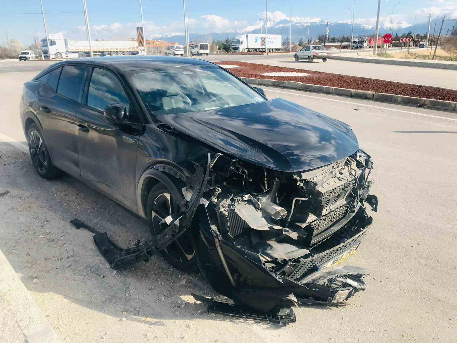 Görenleri dehşete düşüren kaza anbean güvenlik kamerasında
