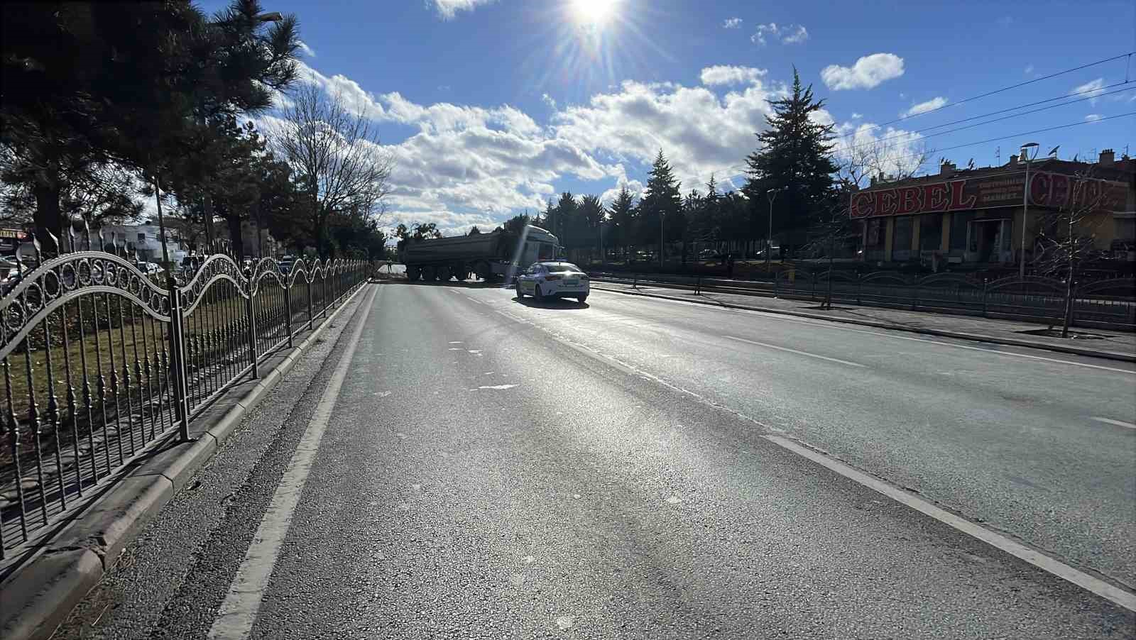 Görenleri pes dedirten kazada tır ağaçları ezip karşı şeritte durabildi
