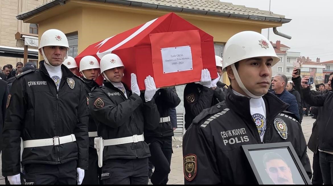 Görev şehidi polis memuru Fatih Oral son yolculuğuna uğurlandı
Görev şehidi polis memuru Fatih Oral son yolculuğuna uğurlandı