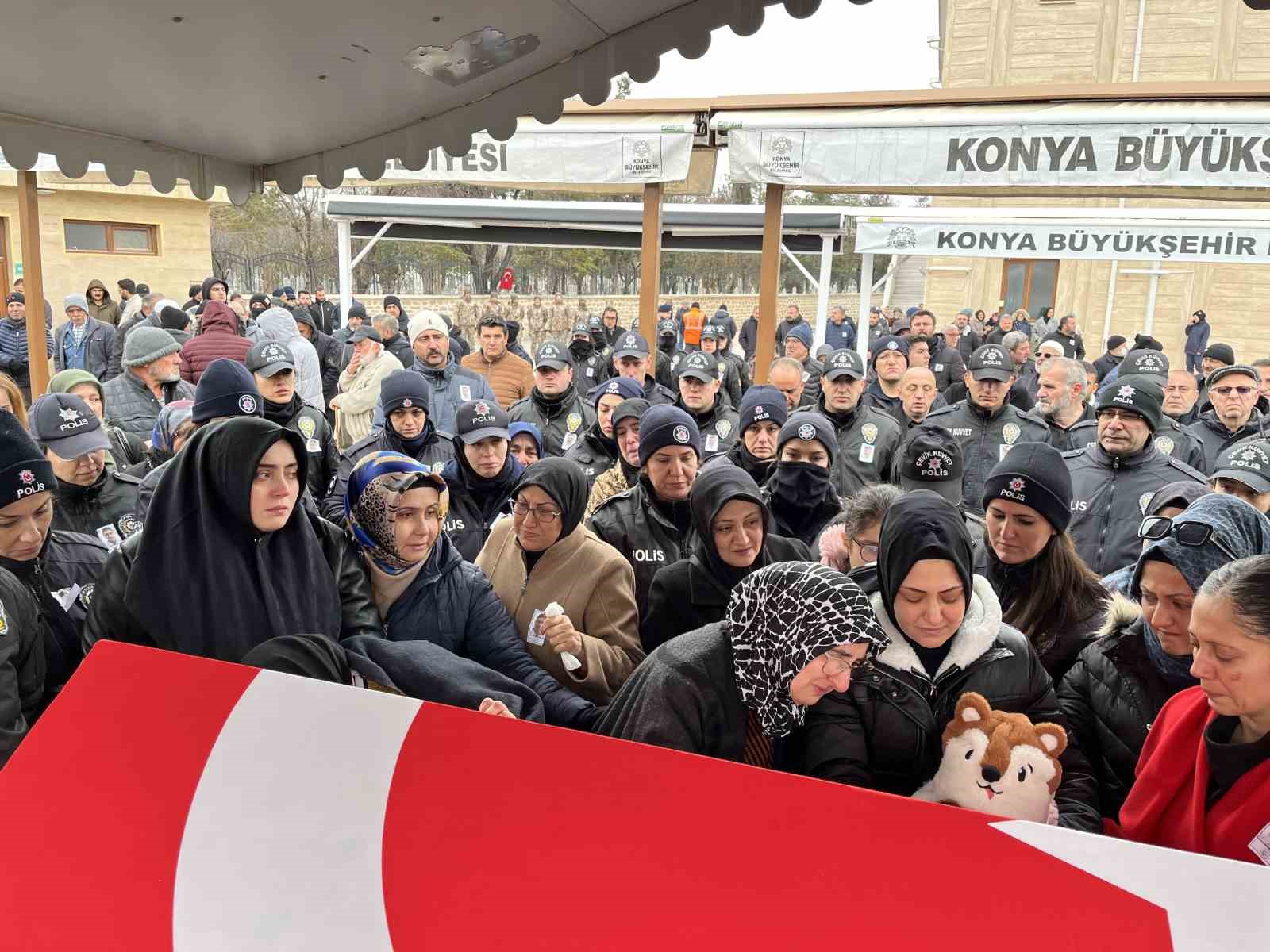 Görev şehidi polis memuru Fatih Oral son yolculuğuna uğurlandı
Görev şehidi polis memuru Fatih Oral son yolculuğuna uğurlandı