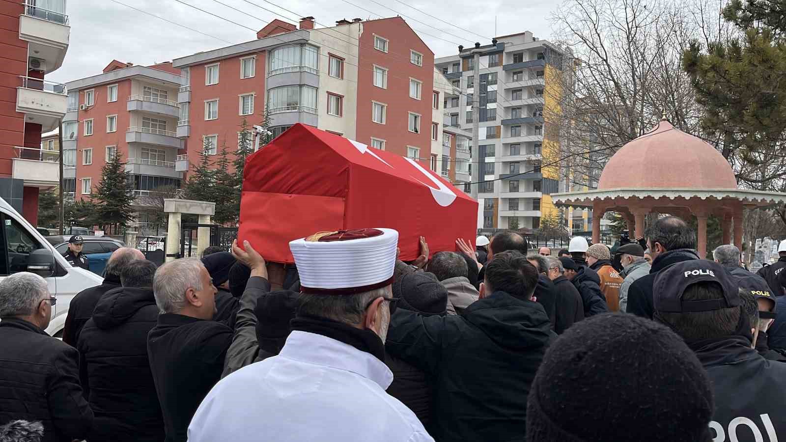 Görev şehidi polis memuru Fatih Oral son yolculuğuna uğurlandı
Görev şehidi polis memuru Fatih Oral son yolculuğuna uğurlandı