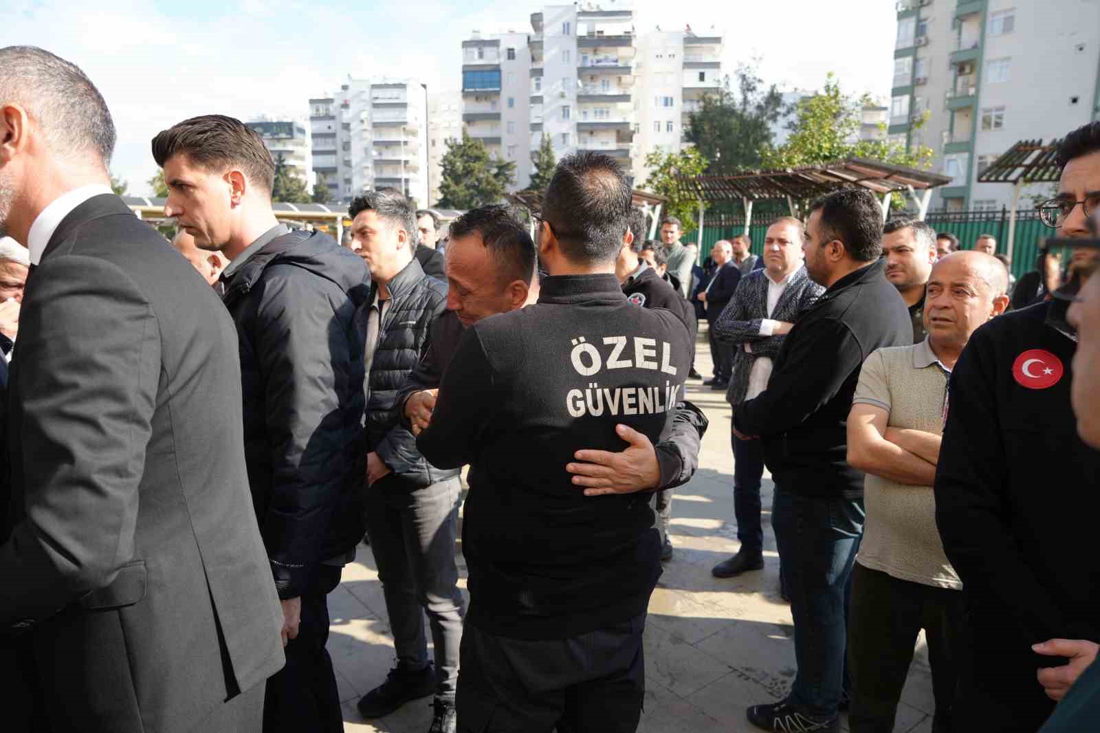 Görev yaptığı adliyede ölü bulunan güvenlik görevlisi gözyaşlarıyla uğurlandı
