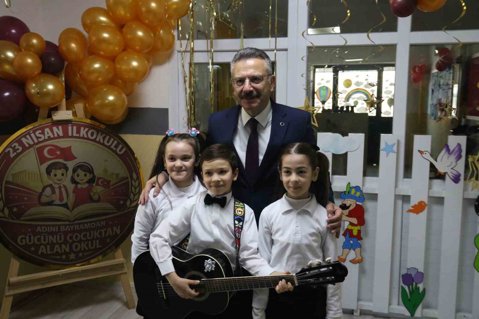 Görevi bugün sona eren Vali Aksoy’u "Bir çocuk sevdim" isimli şarkısıyla uğurladılar
