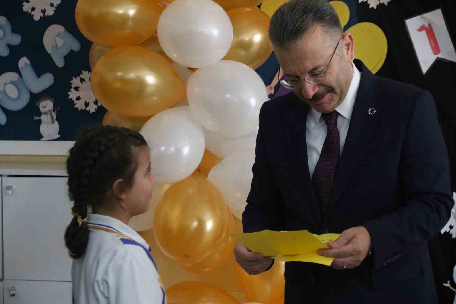 Görevi bugün sona eren Vali Aksoy’u "Bir çocuk sevdim" isimli şarkısıyla uğurladılar
