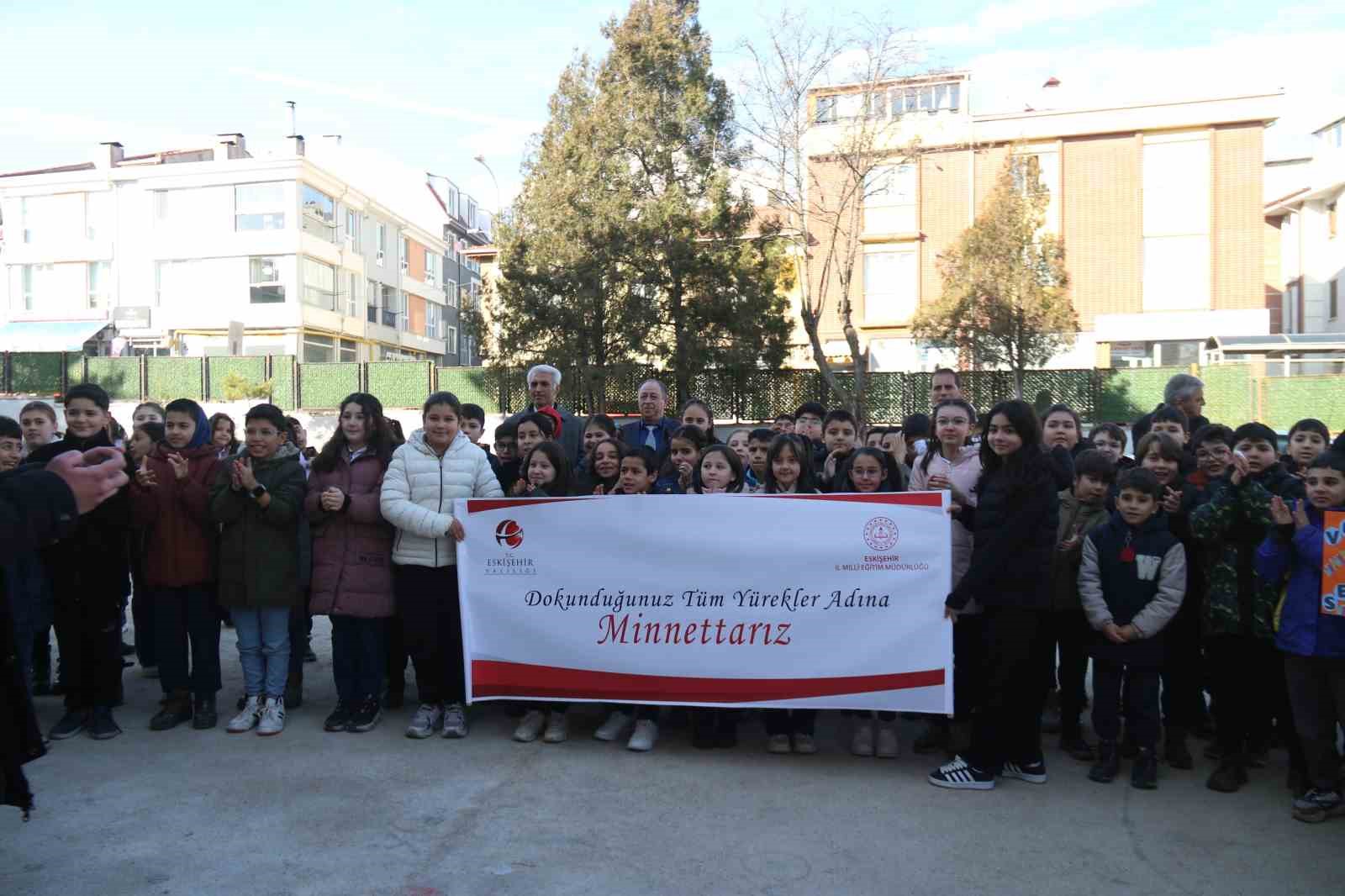 Görevi bugün sona eren Vali Aksoy’u "Bir çocuk sevdim" isimli şarkısıyla uğurladılar
