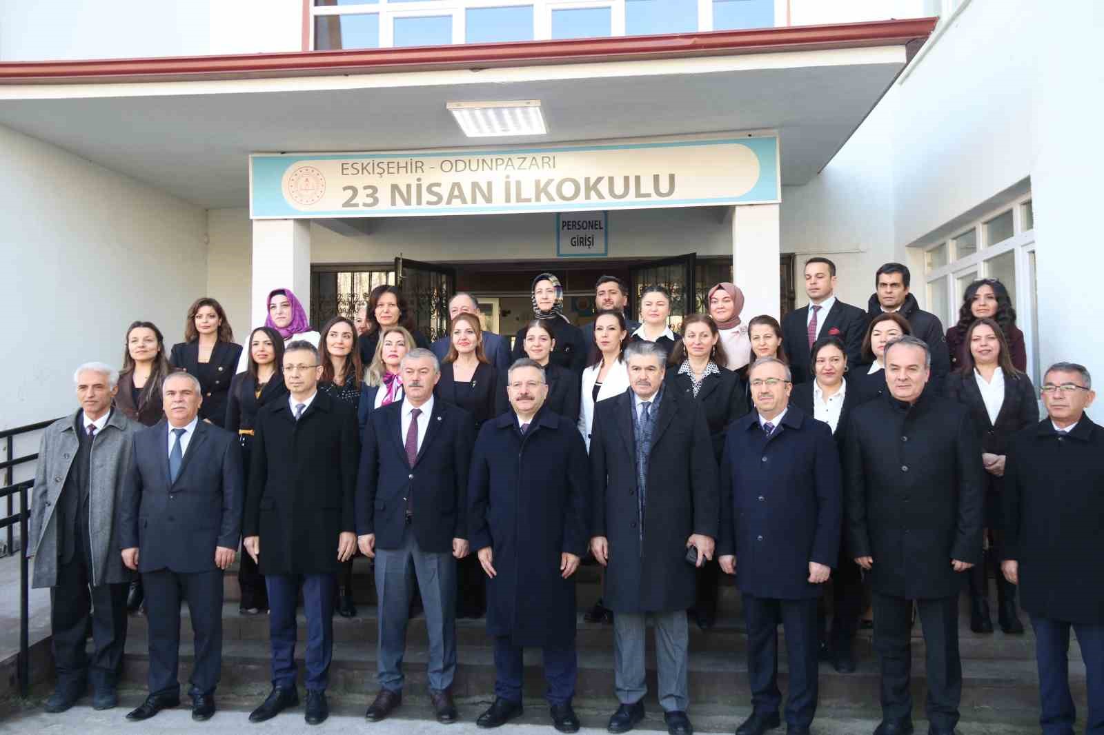 Görevi bugün sona eren Vali Aksoy’u "Bir çocuk sevdim" isimli şarkısıyla uğurladılar

