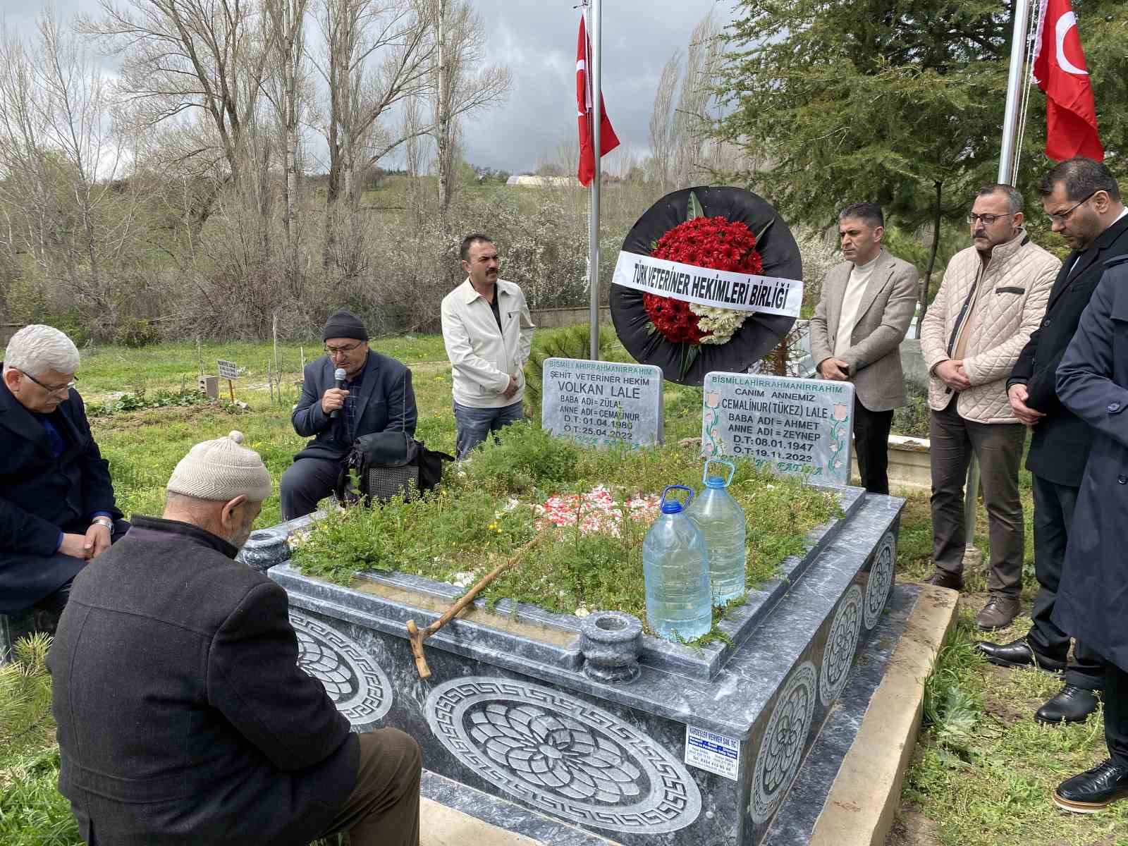 Görevi esnasında öldürülen veteriner hekim, kabri başında meslektaşları tarafından anıldı
