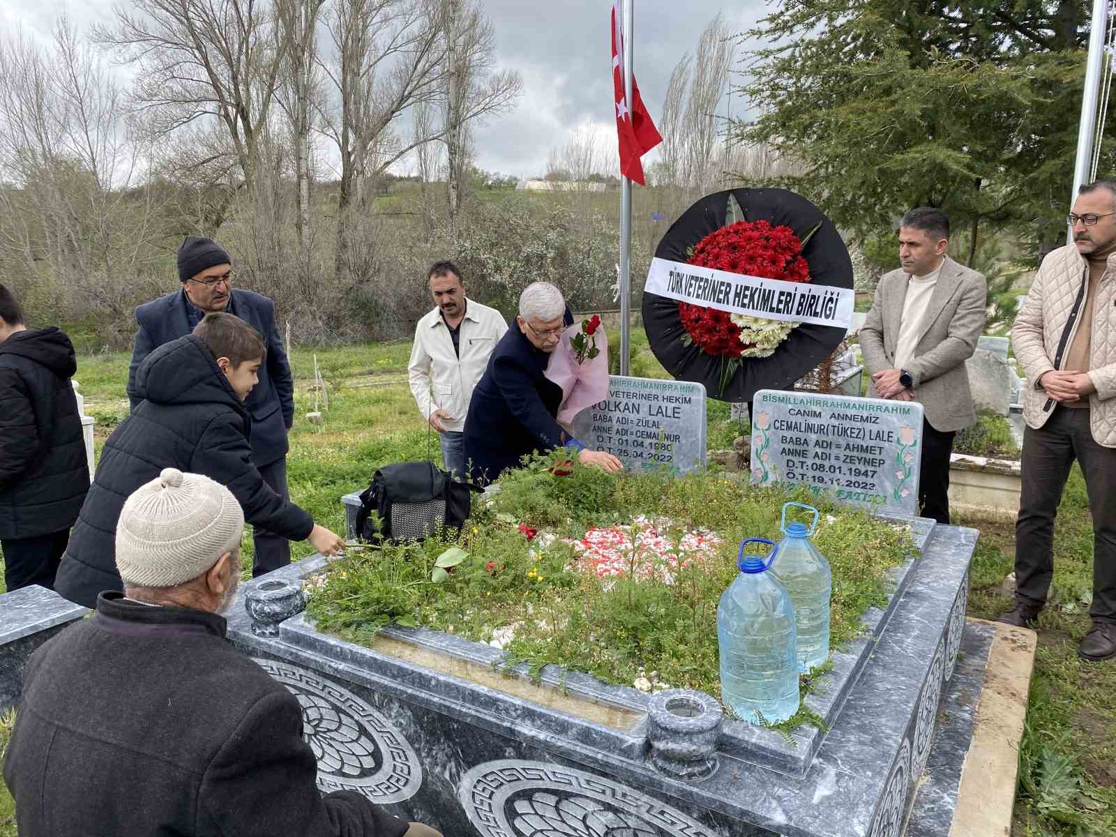 Görevi esnasında öldürülen veteriner hekim, kabri başında meslektaşları tarafından anıldı

