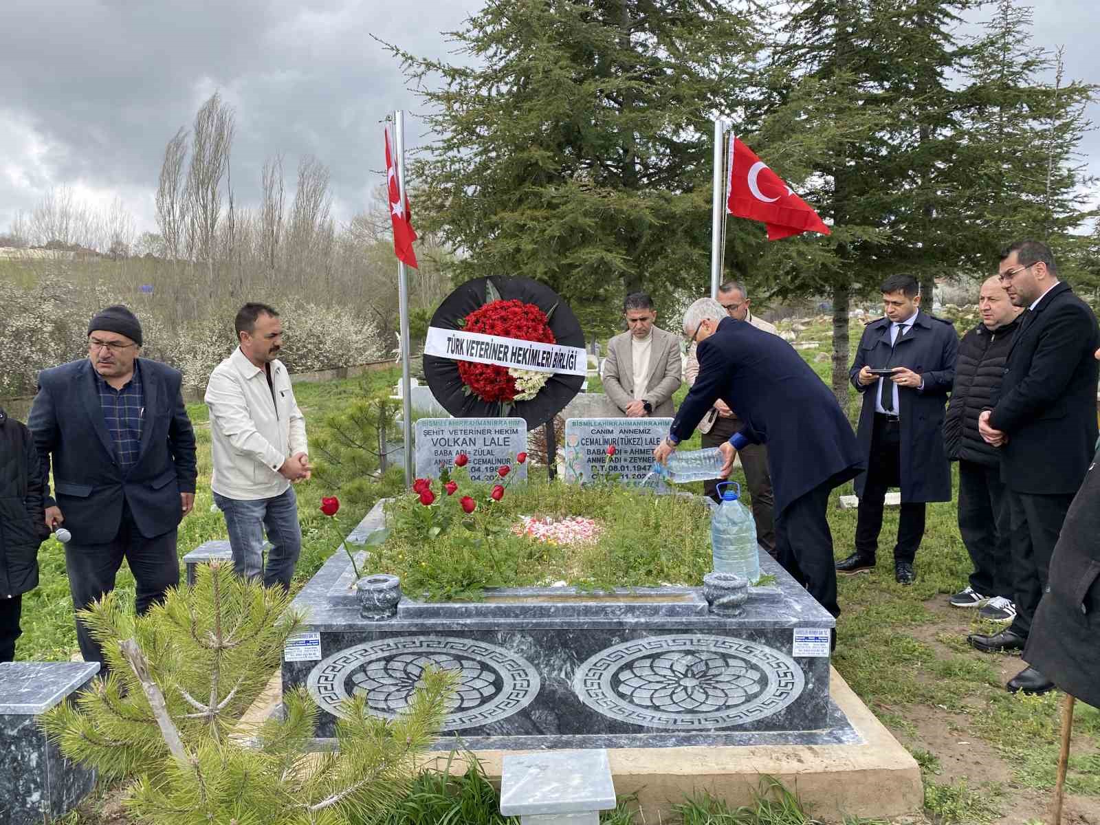 Görevi esnasında öldürülen veteriner hekim, kabri başında meslektaşları tarafından anıldı
