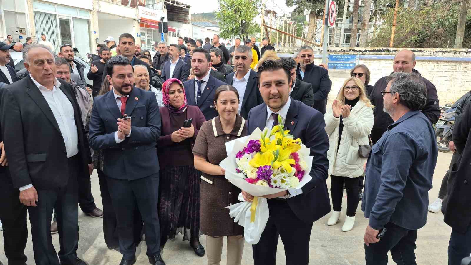 Görevi gözyaşlarıyla devraldı
