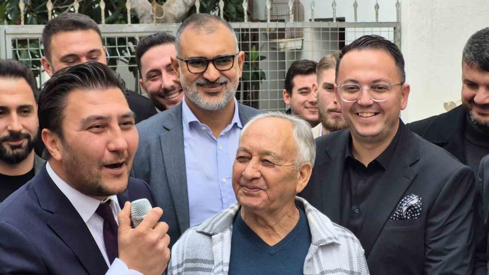 Görevi gözyaşlarıyla devraldı
