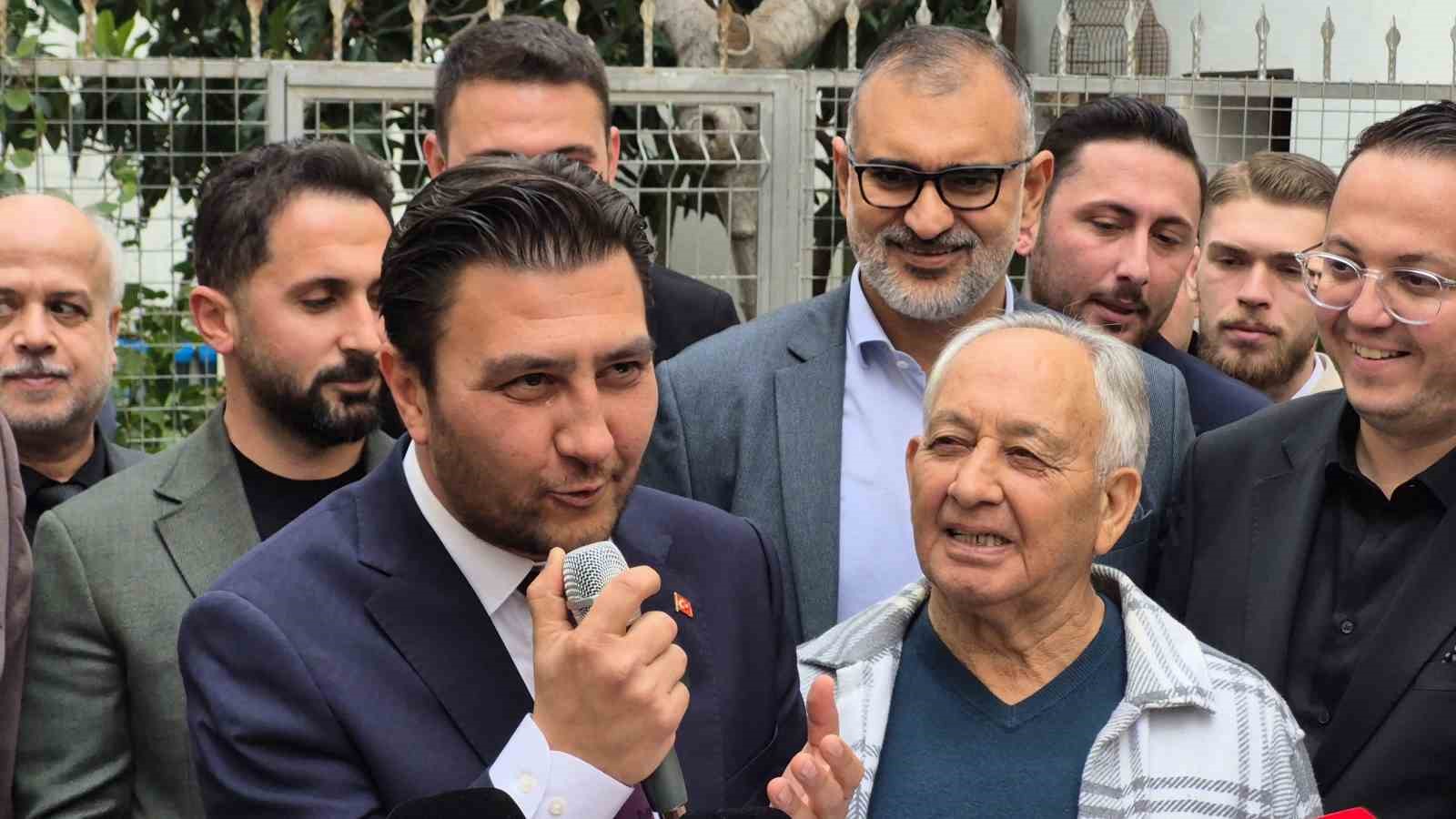 Görevi gözyaşlarıyla devraldı
