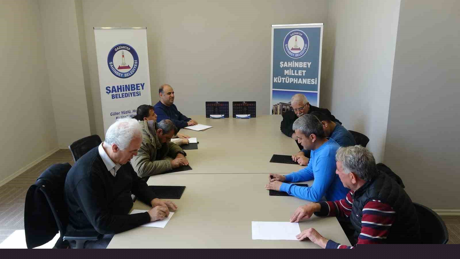 Görme engeliler Braille alfabesi öğreniyor
