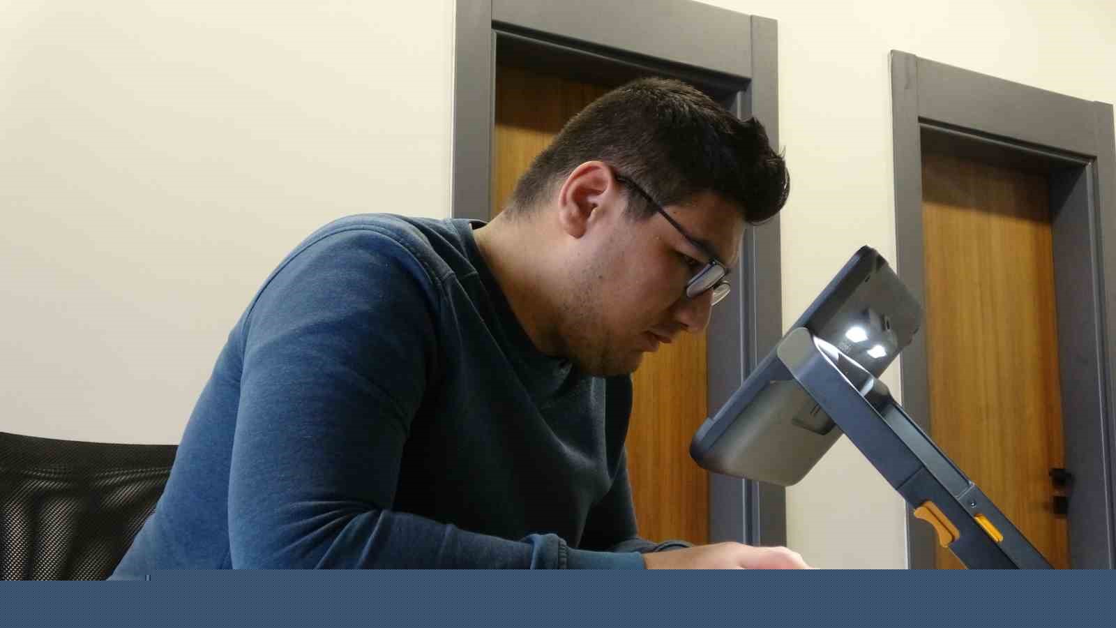 Görme engeliler Braille alfabesi öğreniyor
