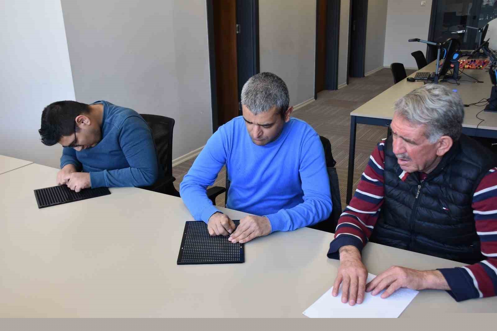 Görme engeliler Braille alfabesi öğreniyor
