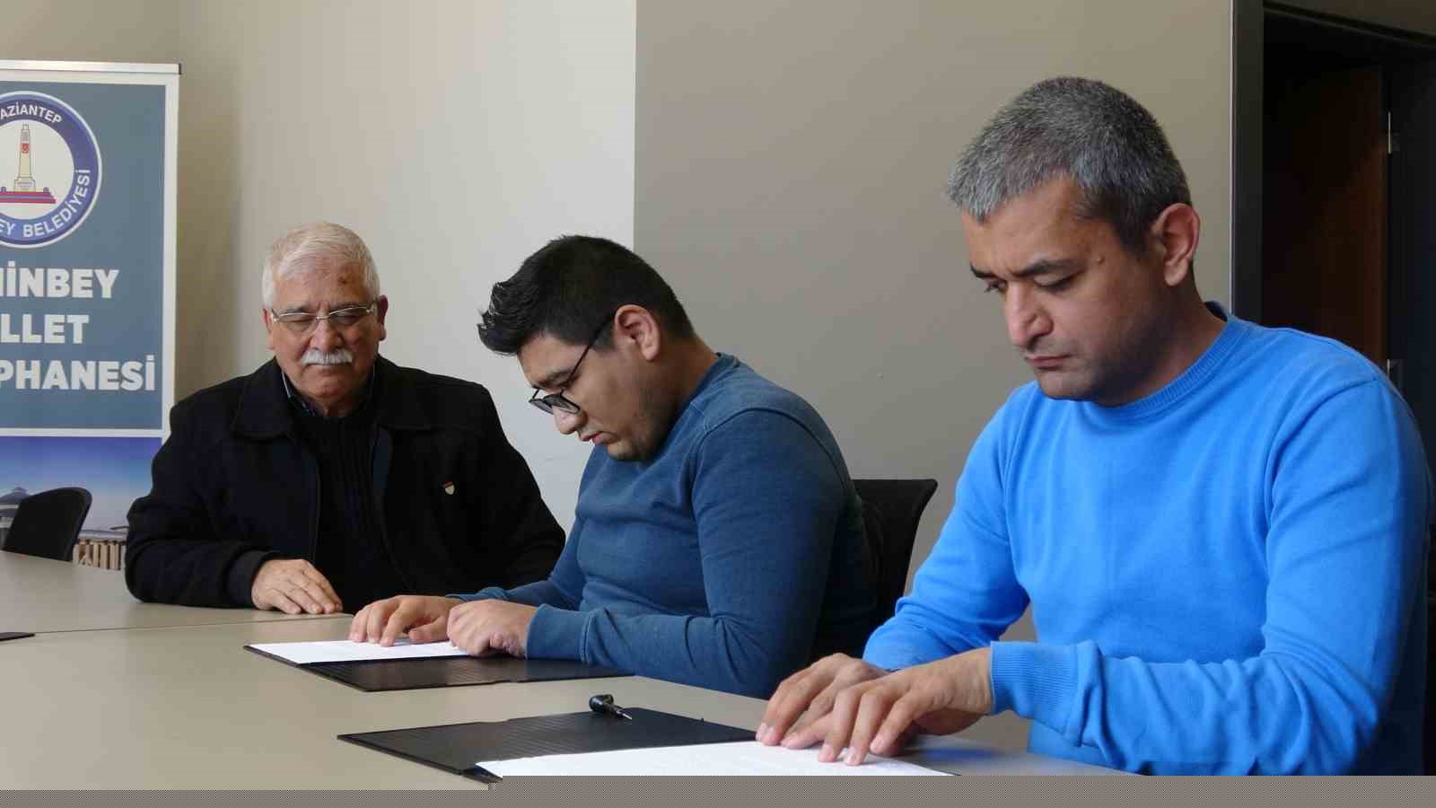 Görme engeliler Braille alfabesi öğreniyor
