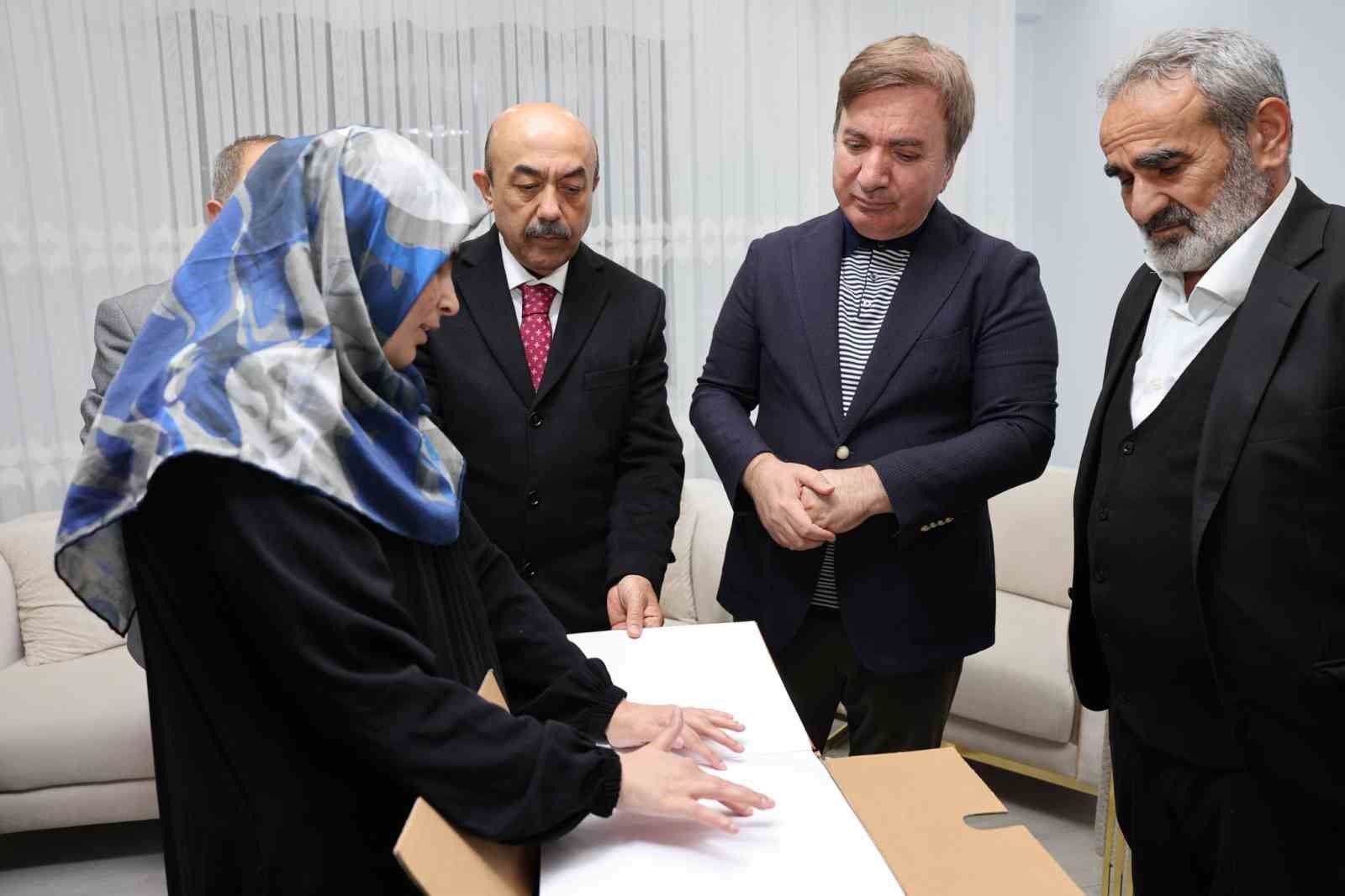 Görme engelli hafıza Vali Aydoğdu’dan Braille alfabesiyle yazılmış Kur’an hediye
